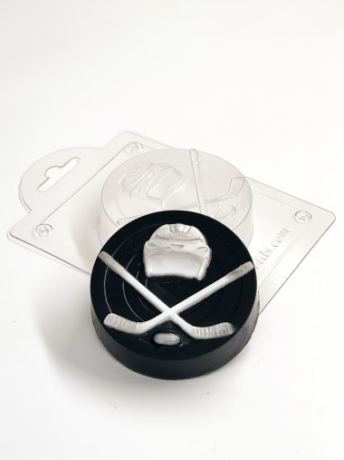 Хоккей: шайба с эмблемой форма пластиковая для шоколад и мыла — ANYMOLDS ПРОИЗВОДСТВО ПЛАСТИКОВЫХ ФОРМ ДЛЯ МЫЛА, ШОКОЛАДА, ГИПСА