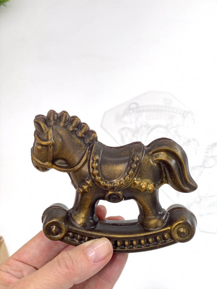 Шоколадная Лошадка-Качалка форма пластиковая 2 шт на форме фото 1 — ANYMOLDS ПРОИЗВОДСТВО ПЛАСТИКОВЫХ ФОРМ ДЛЯ МЫЛА, ШОКОЛАДА, ГИПСА