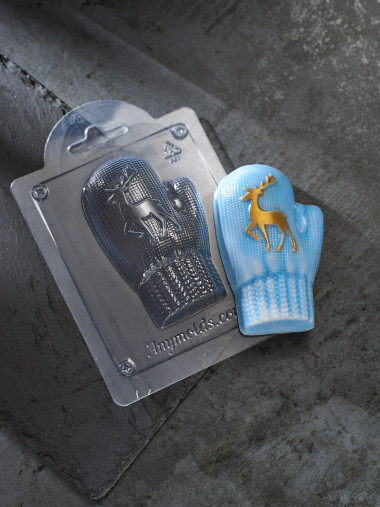 Варежка вязаная с оленем левая форма пластиковая V2 — ANYMOLDS ПРОИЗВОДСТВО ПЛАСТИКОВЫХ ФОРМ ДЛЯ МЫЛА, ШОКОЛАДА, ГИПСА