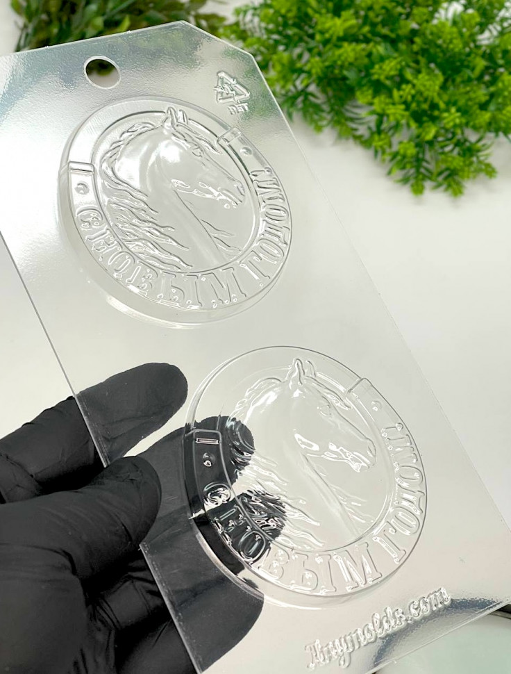 Медаль Лошадь с Новым годом! форма пластиковая для мыла и шоколада фото 1 — ANYMOLDS ПРОИЗВОДСТВО ПЛАСТИКОВЫХ ФОРМ ДЛЯ МЫЛА, ШОКОЛАДА, ГИПСА