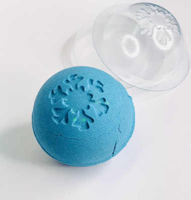 Полусфера для бомбочек d70мм со снежинкой — ANYMOLDS ПРОИЗВОДСТВО ПЛАСТИКОВЫХ ФОРМ ДЛЯ МЫЛА, ШОКОЛАДА, ГИПСА