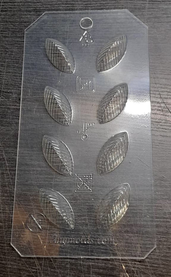 Листочки рефленые для шоколадных конфет форма пластиковая фото 1 — ANYMOLDS ПРОИЗВОДСТВО ПЛАСТИКОВЫХ ФОРМ ДЛЯ МЫЛА, ШОКОЛАДА, ГИПСА